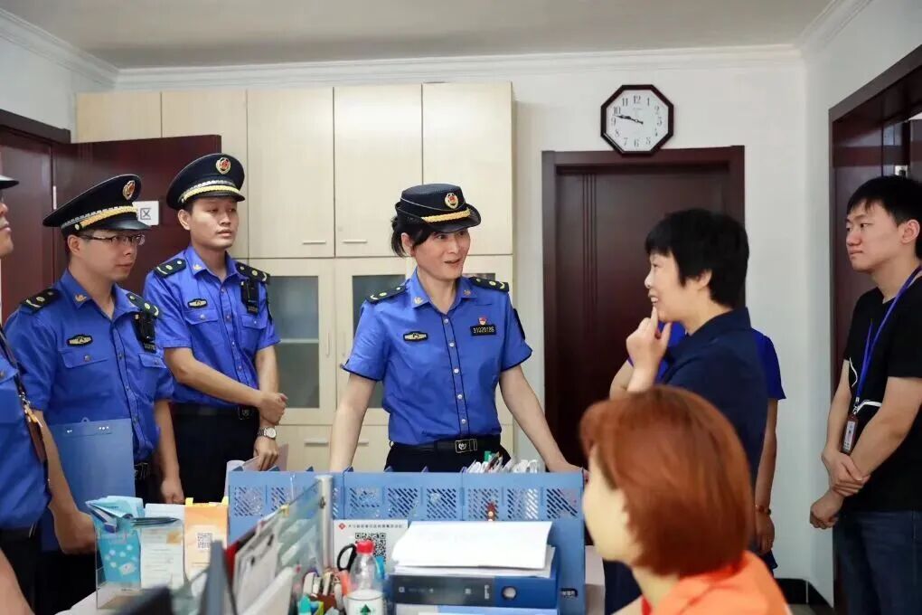 她是拿过29个全国冠军的女足国脚, 却当了19年城管, 她解决复杂情况有方法: “我一点没动手, 也没跟他正面起冲突”