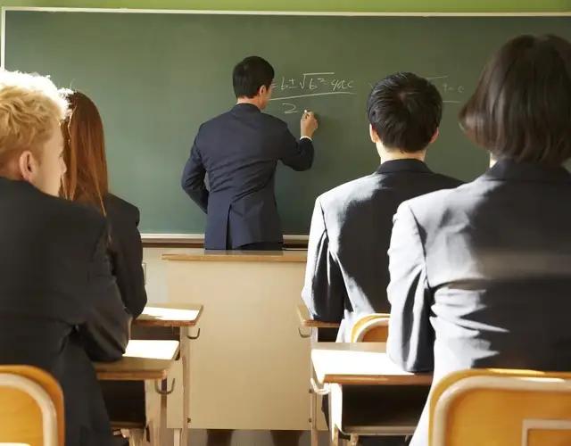 为什么现在很多家长理所当然的把老师当成学生的保姆随意使唤？这个问题反映了当今教