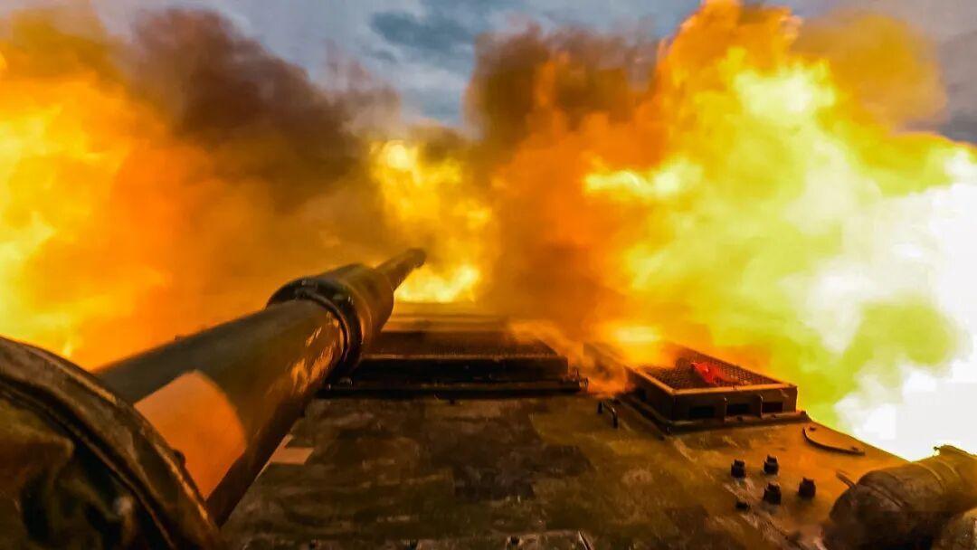 火炎焱74集某旅两栖装备实弹训练紧贴实战化背景，设置多种目标，对弹种的杀伤半径、