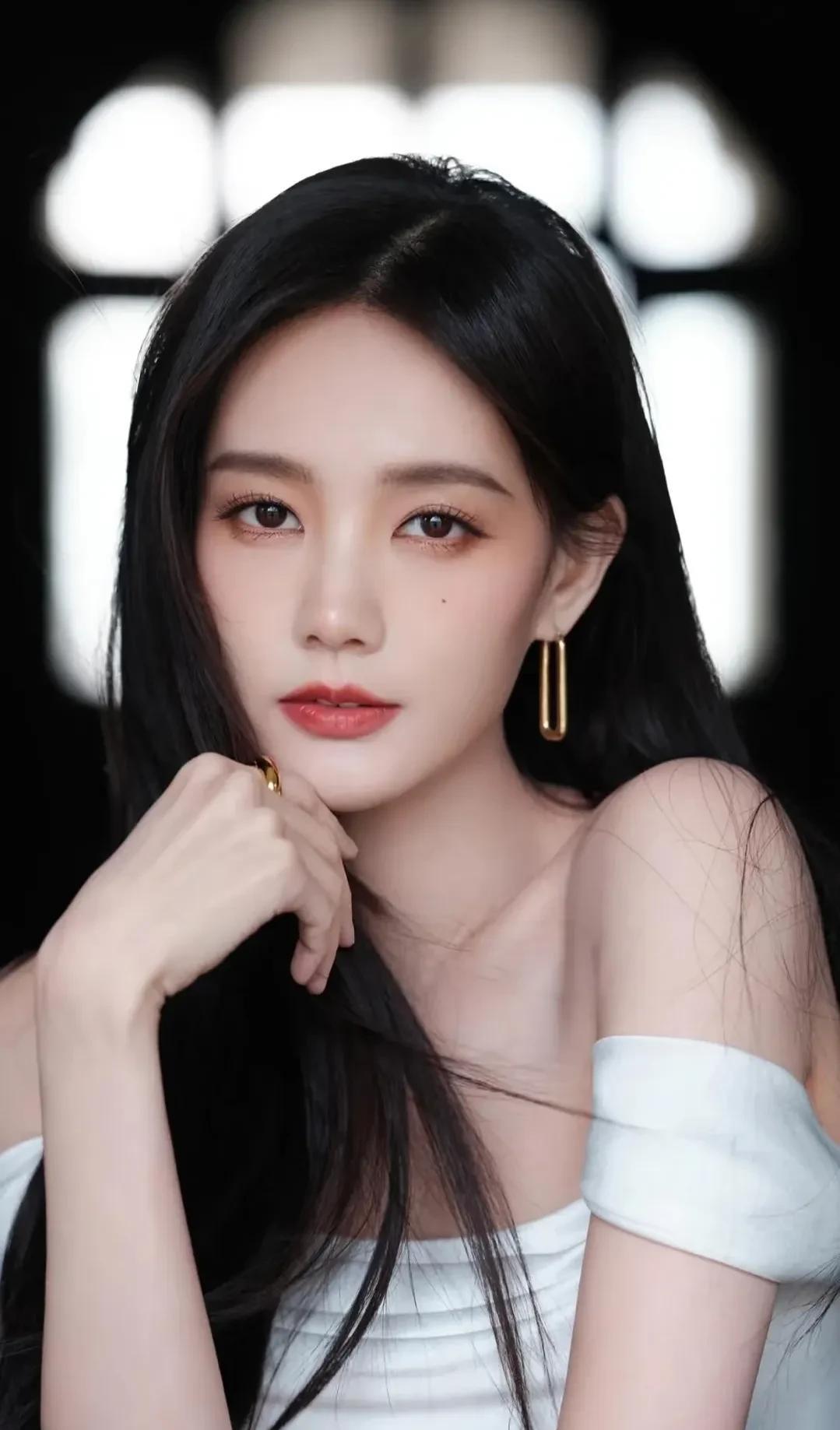 李一桐此番举动给所有女孩儿上了一课她亲自去美容院，把自己脸上那颗旺夫痣给点掉