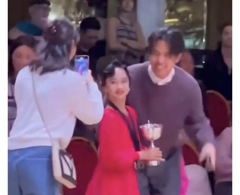 孙俪，太激动骄傲了！5月12日下午，孙俪女儿小花突然冲上热搜，原来她在英国举办