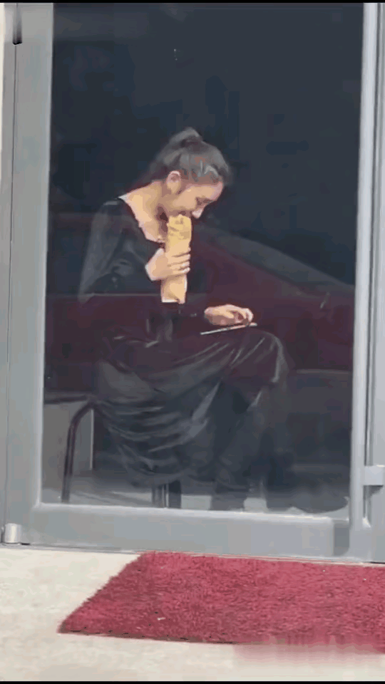 把这个女孩饿坏了