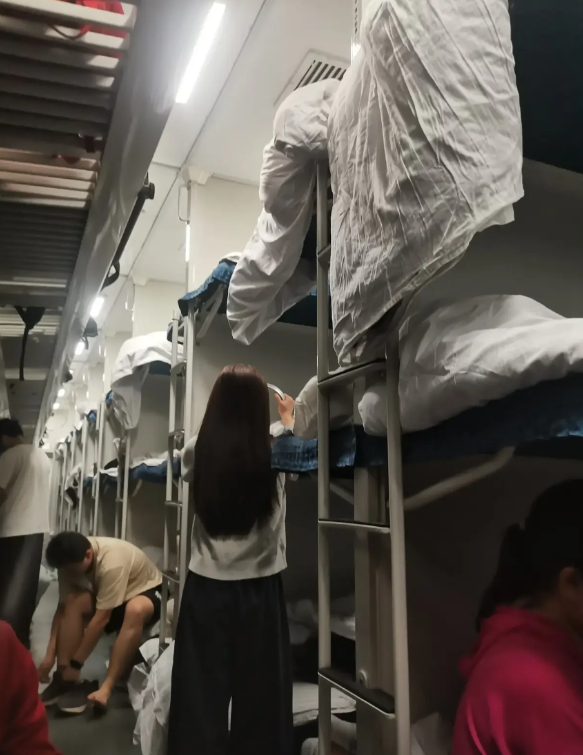 前段时间我坐火车去甘肃，车票是晚上9:30的，买的是下铺，上了火车我就想睡觉，睡
