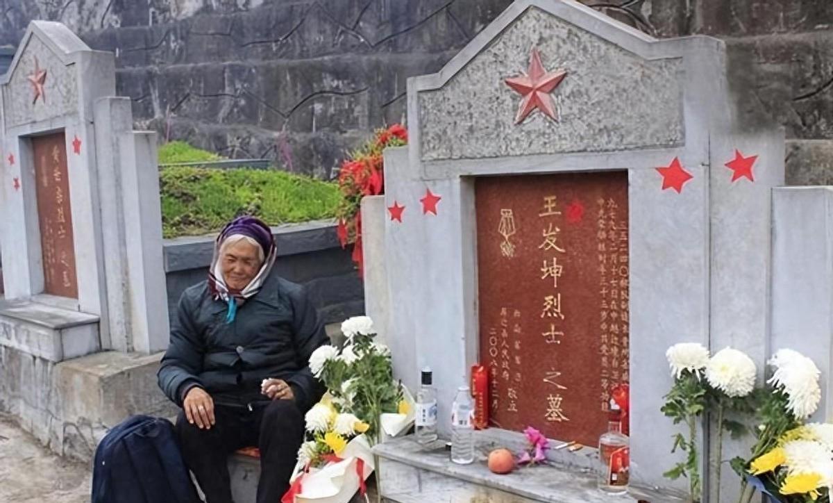 🌞1979年，一位战士壮烈牺牲，妻子拒绝改嫁，28年后，妻子借了2000元