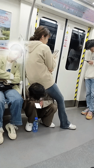 现在有些男人真是太卑微了。如果是因为地铁上没地方坐，他心疼女朋友才这么做，这也