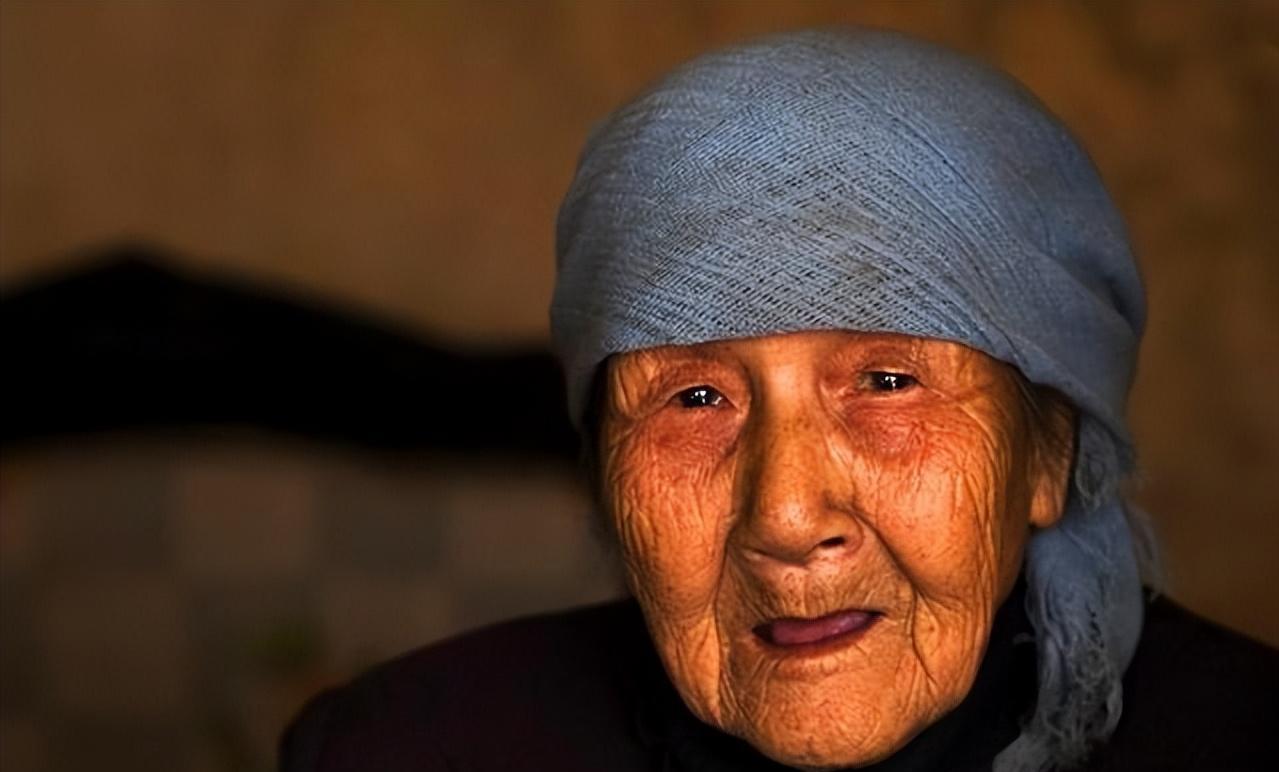 她曾两次怀孕却两次用自己的方式残酷堕胎，在她心中只有一个想法：日裔娃儿坚决不能留
