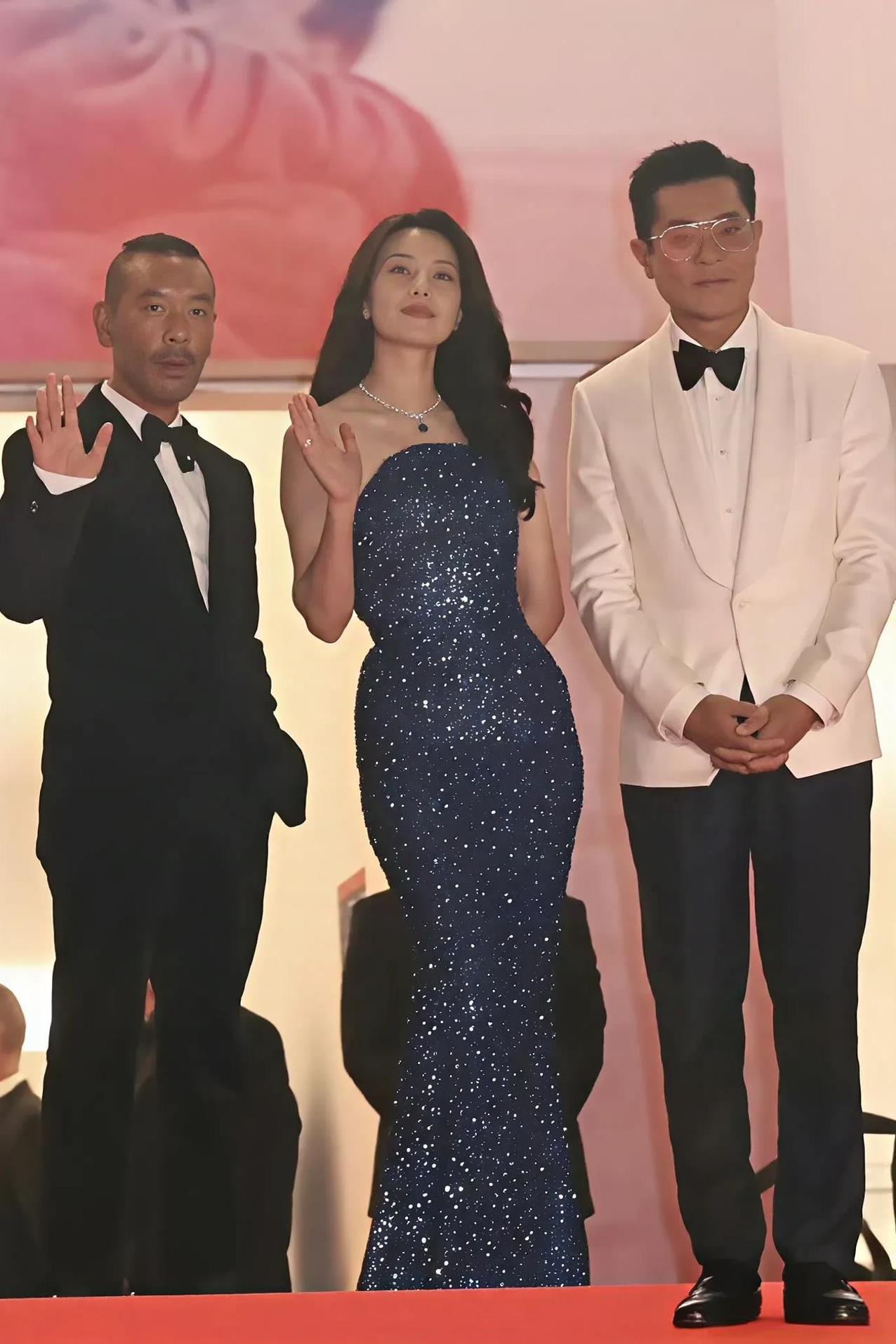 高圆圆随便一站，就是一尊女神像，自在、从容、大气、洒脱，不扭捏，岁月虽然偷走了她