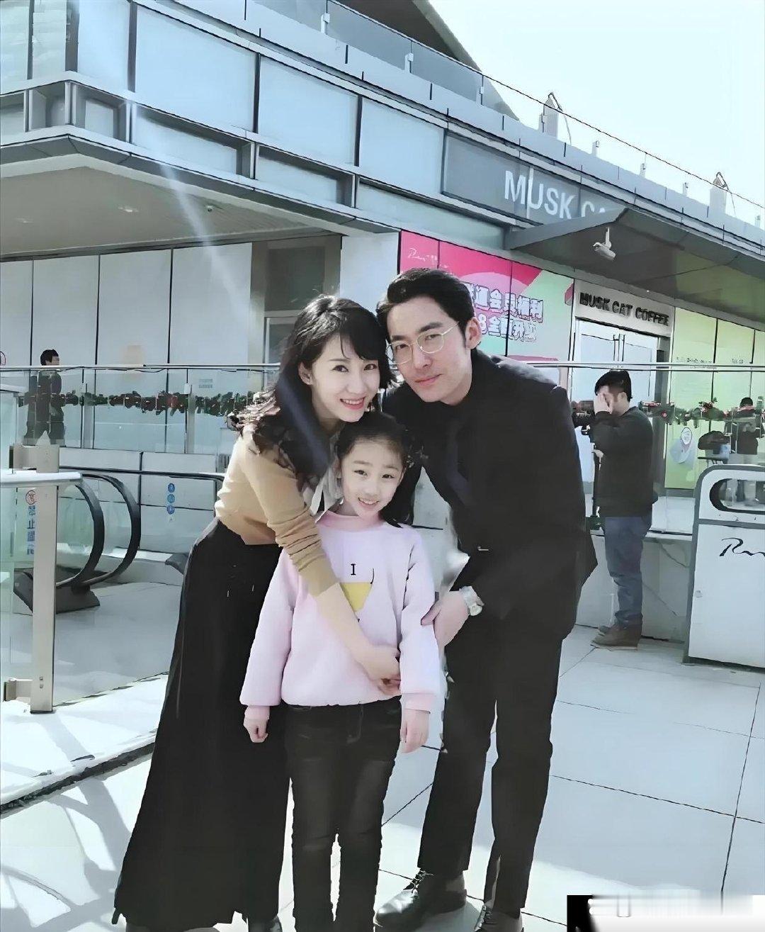 原来女演员李念的老公是林和平呀，他真的很帅，气质也特别好。只是李念现在不太出来拍戏了，感觉还挺可惜的