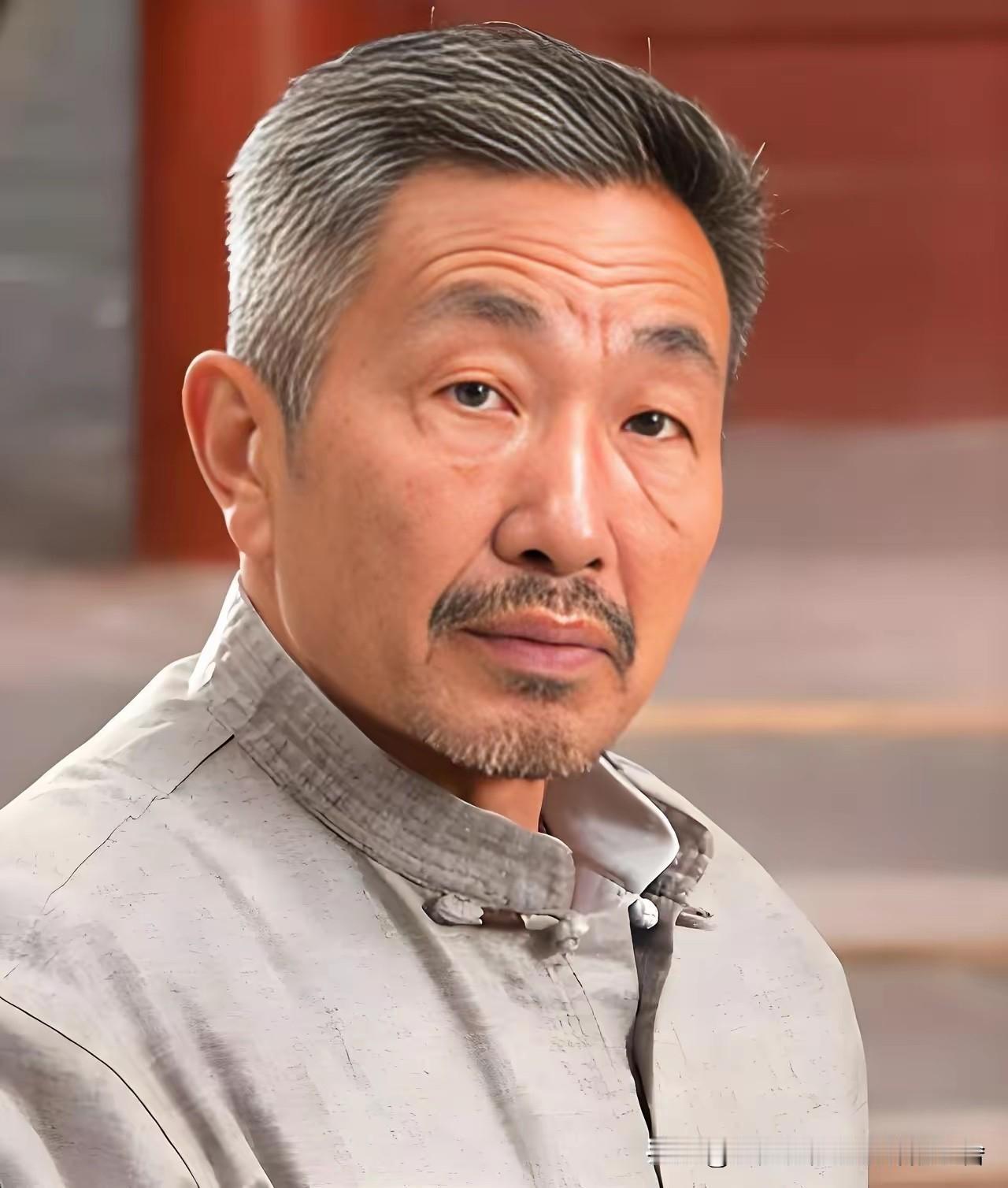 著名影视表演艺术家、著名话剧表演艺术家、广州话剧团一级演员，祖籍河北乐亭，19