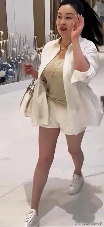 42岁的关婷娜着实是一位被低估的优秀演员，无绯闻、真实又接地气，身材又好，有演技