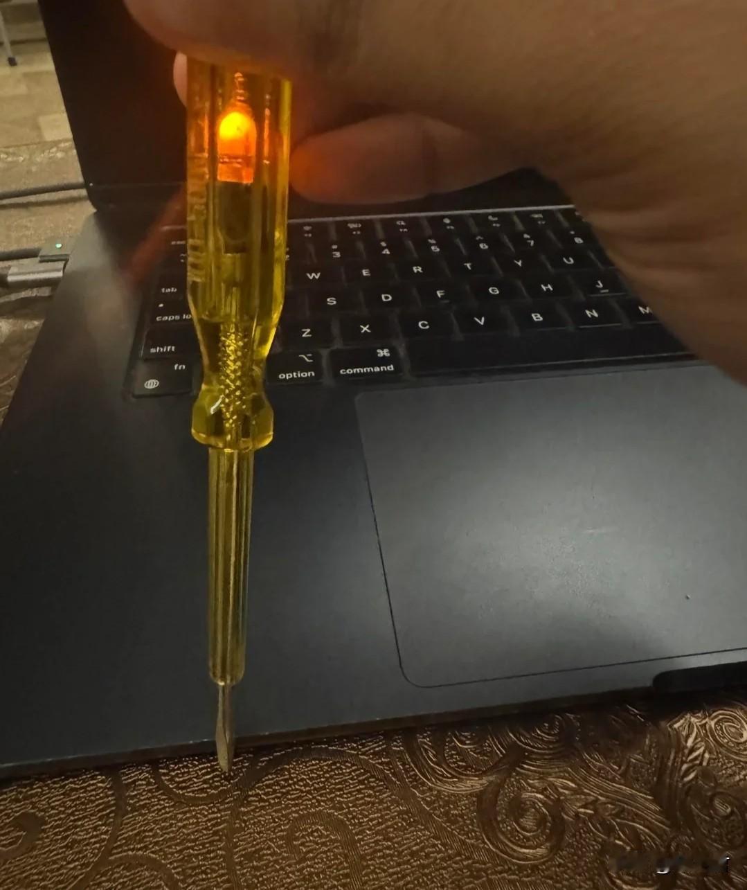 使用金属外壳的笔记本电脑时，我总是会被电到。用电笔检测后，发现电脑确实存在漏电情