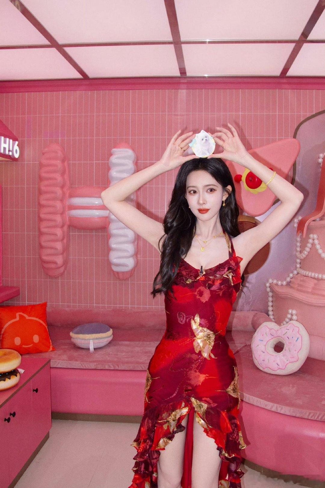 孟子义港风长裙造型孟子义hi6红裙plog孟子义这套造型的妆造真的下了功夫，干