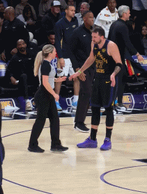 东契奇真的是抱怨裁判上瘾了~半场比赛都结束了，队友都走回更衣室了，东契奇还在