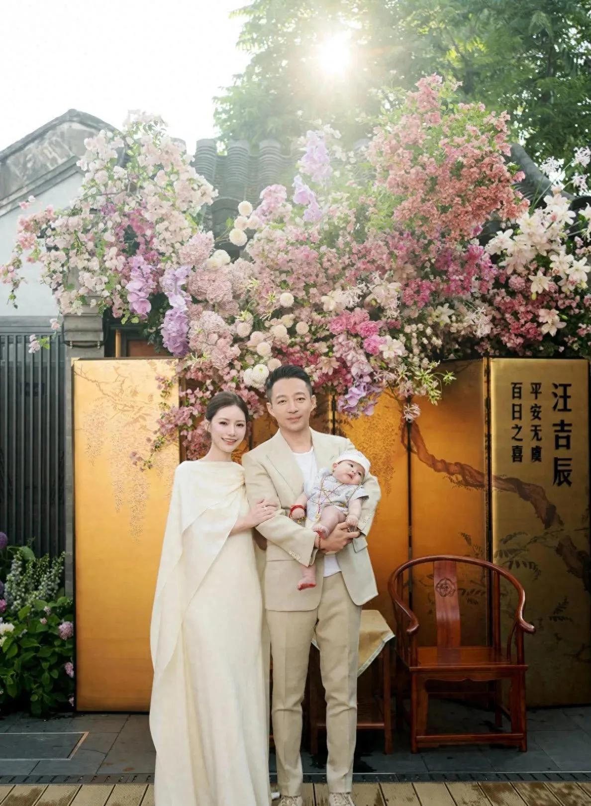 马筱梅晒出给儿子戴金锁的视频，一下子引来了不少议论。画面里孩子躺在推车里，脖子上
