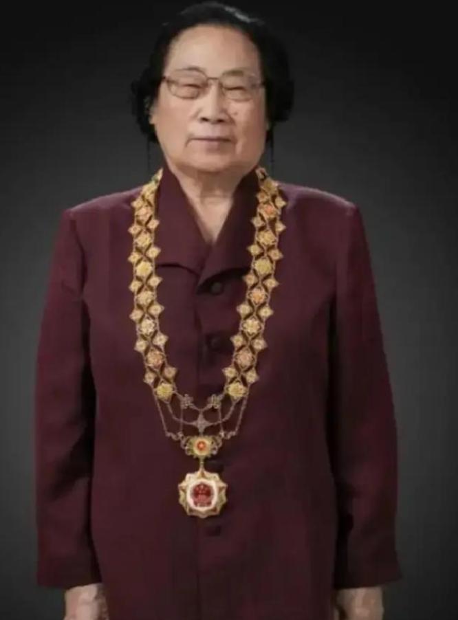 屠呦呦先生终于评上院士了，中国首位诺贝尔医学奖得主，数次落选两院院士，却在202