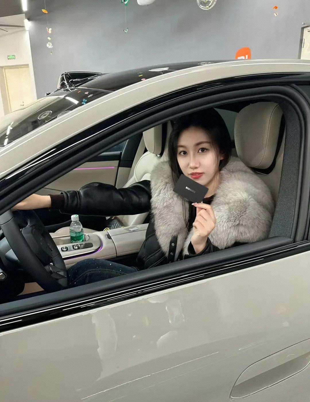 她花三十万买奔驰，你就喊她白富美；我花三十万买小米，你就叫我精神小妹是吧