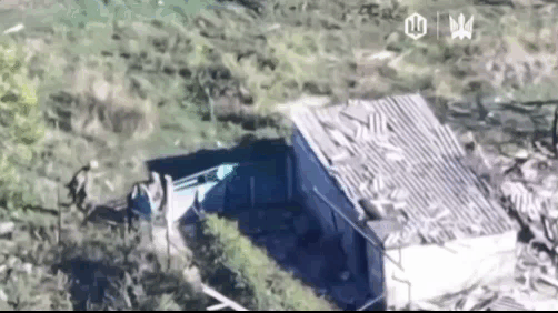 3名俄军士兵钻进棚户歇歇脚，乌军无人机随后就拍马赶到，在为他们拍照供家属缅怀后，