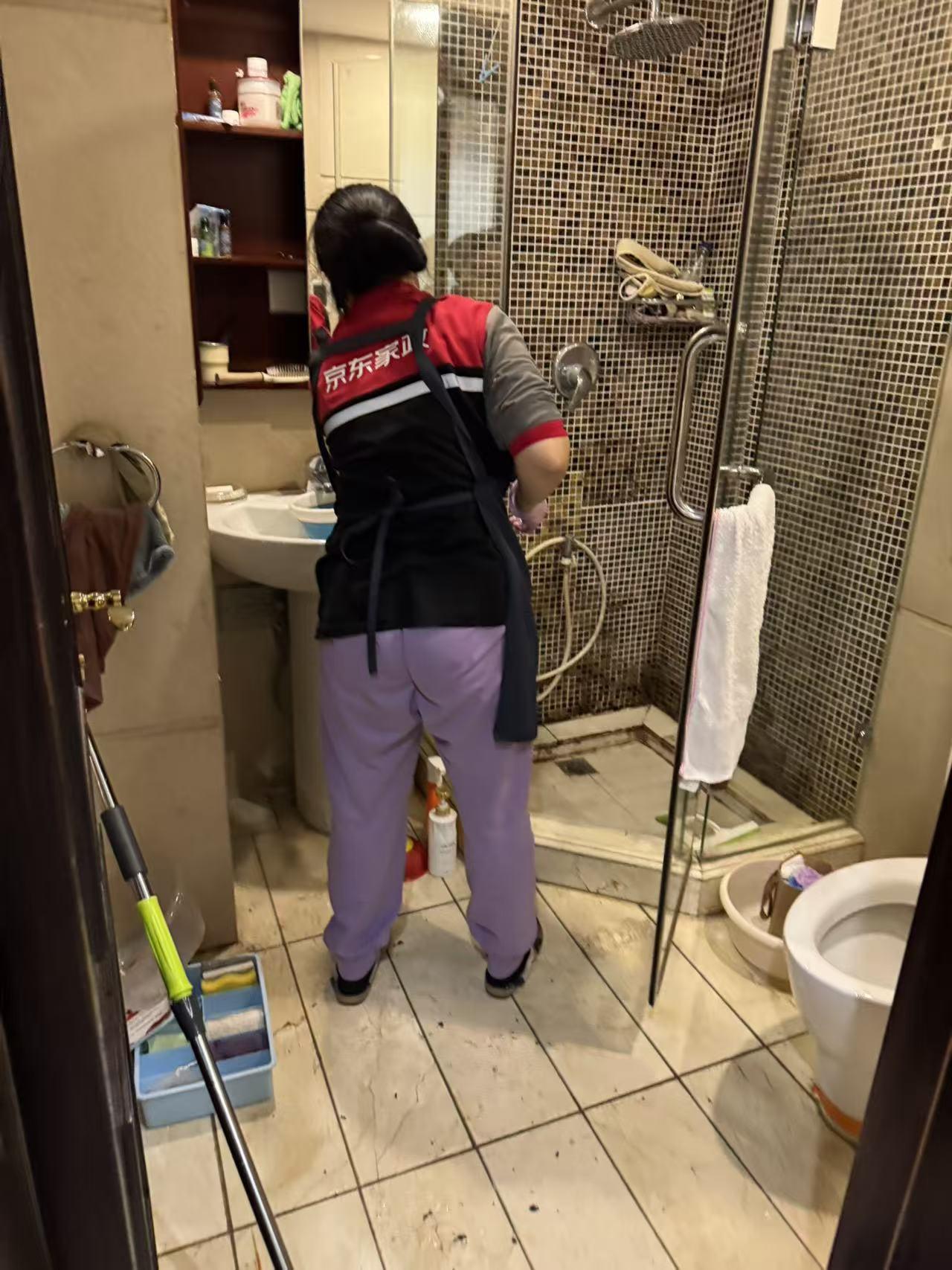 刚才跟来家打扫卫生的家政姐姐聊天，她说：两个孩子都在老家重庆。我说：是跟爷爷奶