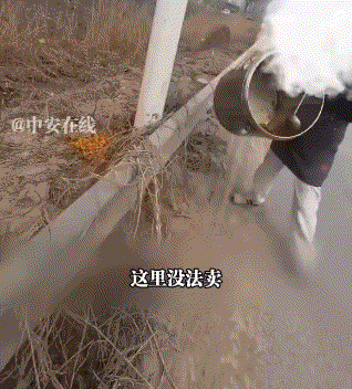 太霸道了！山东，一男子在工地门口摆摊卖饭，不料卖着卖着，一女子气势汹汹的走来不允