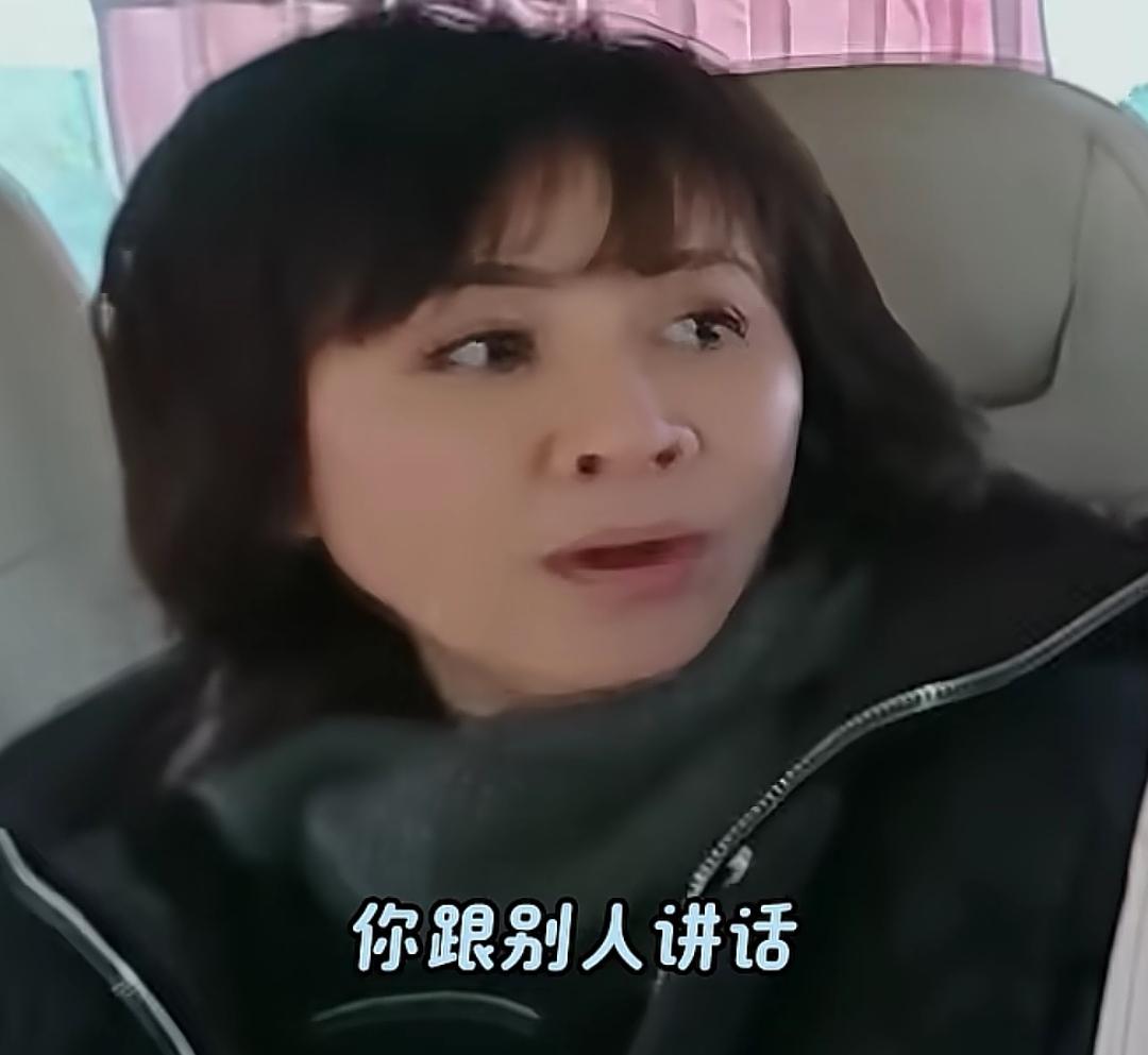 刘嘉玲很喜欢听何赛飞讲话的声音，她觉得何赛飞每次说话是在撒娇！刘嘉玲：“你跟别