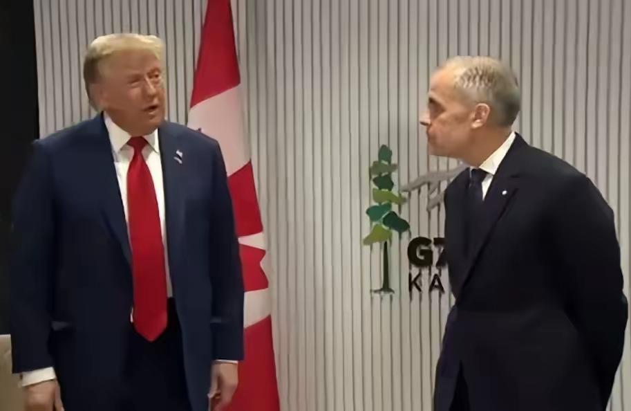 G7峰会上，加拿大总理卡尼与美国总统特朗普的这一对话场景，有点像是老师在训斥