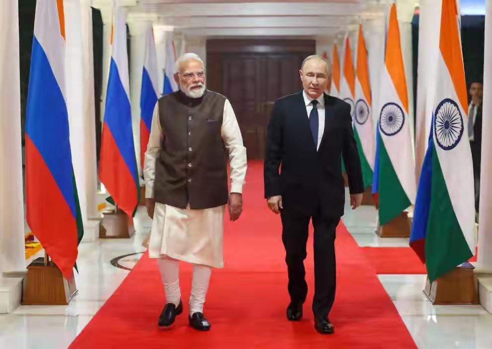 普京去了趟印度，莫迪给足了面子，亲自接机，还同坐一辆车回去，但莫迪想要的话，普京