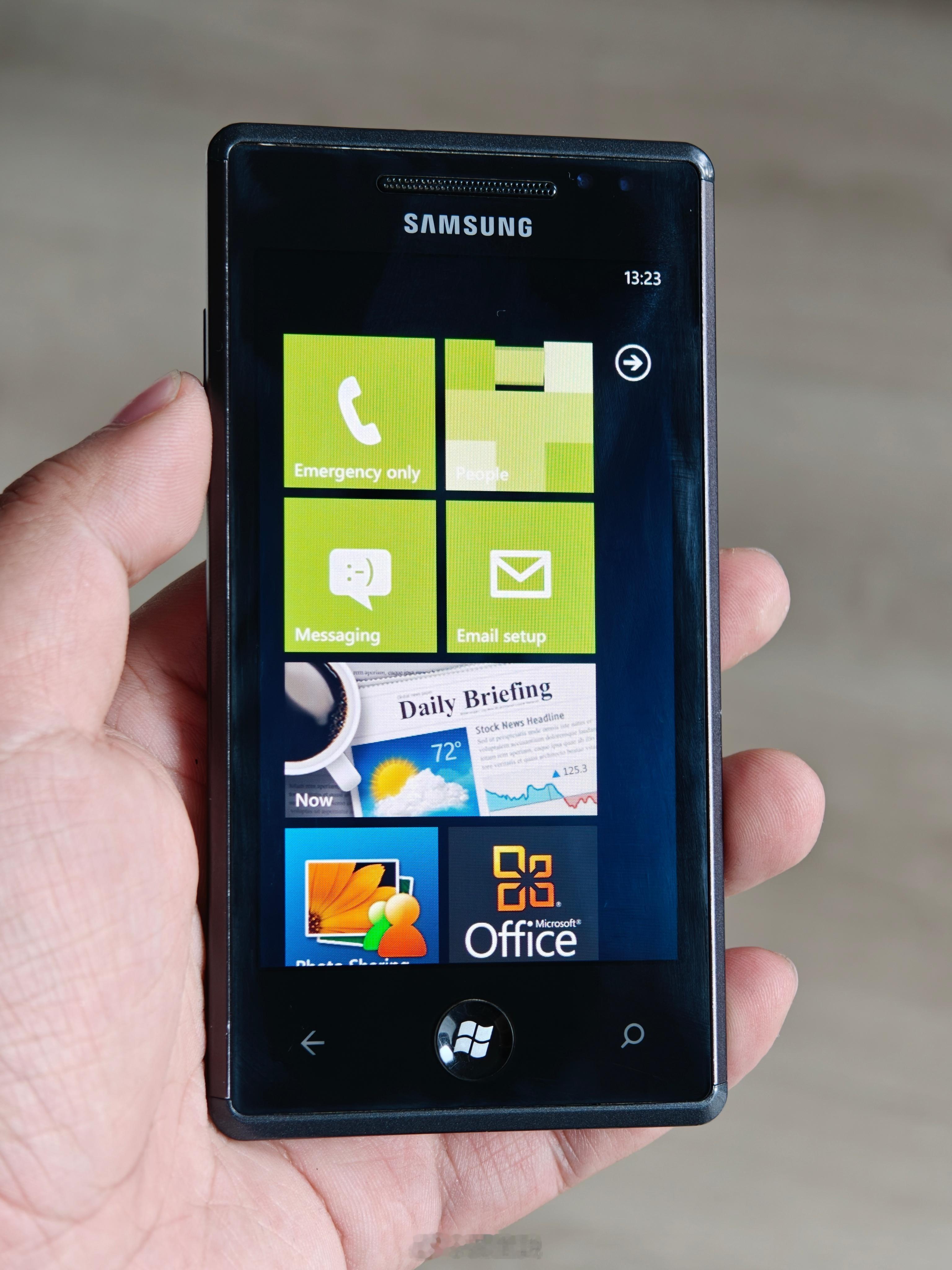 收了一台三星i8700，用的是WP7系统，这时候的OLED屏幕是真的鲜艳啊