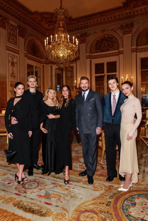 维多利亚的高光时刻，晒出没有长子夫妇的合影，全员无笑脸！近日贝嫂获得法国颁发的勋