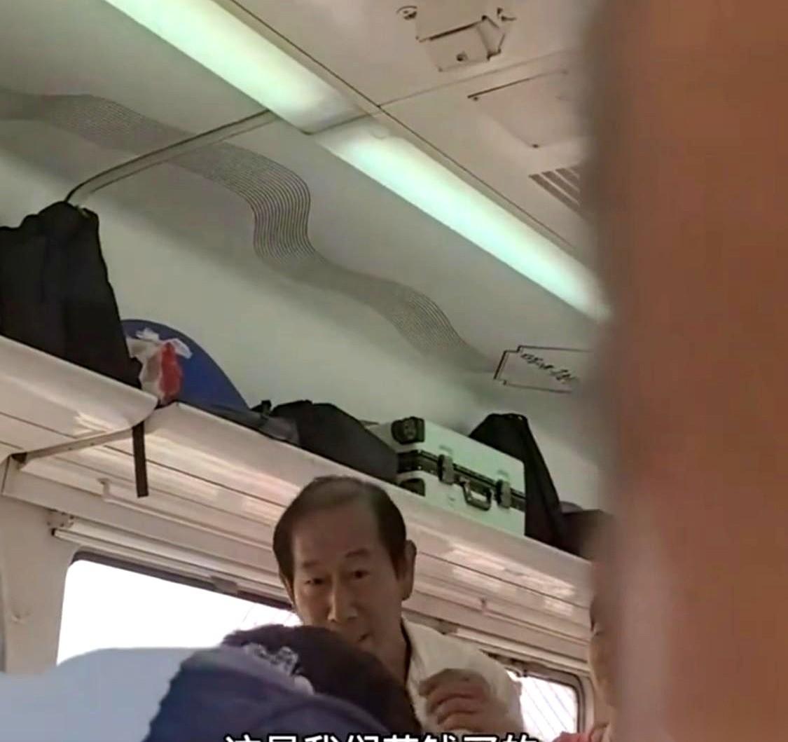 我算是看明白了，现在有些人，专挑软柿子捏。整个车厢那么多人，那么多空隙，大爷谁