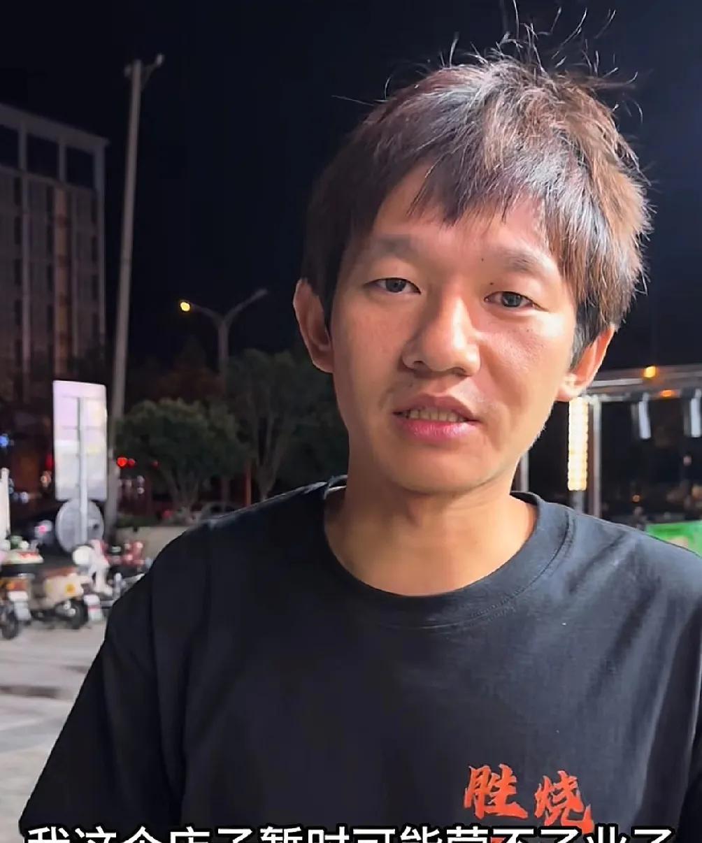 最近武汉又火了不是杨泗港大桥，是最近开大排档的洪湖胜仔火了不是他的大排档赚了