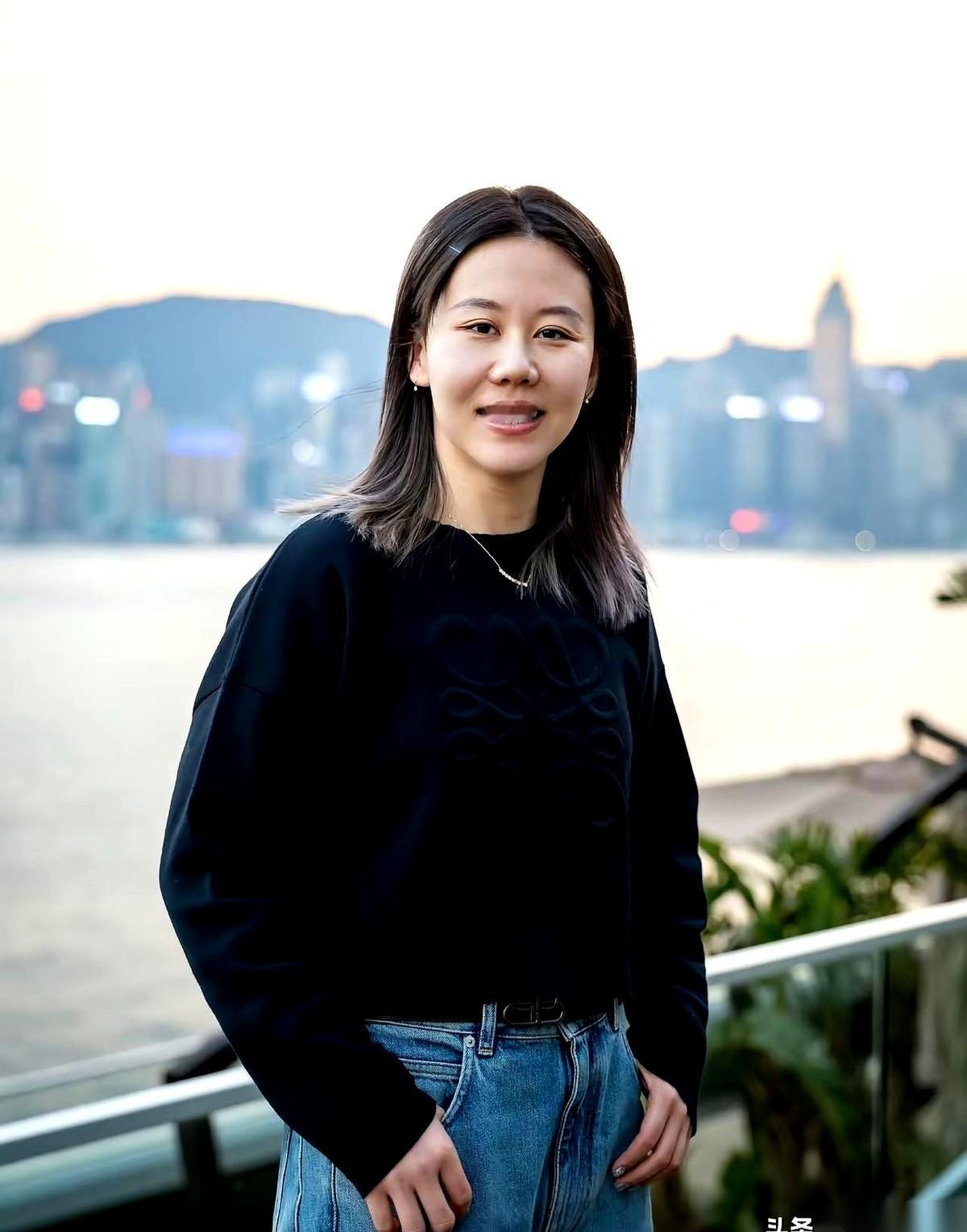 你说这事儿邪门不？人变漂亮了，球风反而软了。自从陈幸同听了劝，把刘海掀上去，