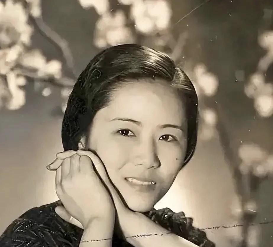 她才是杨大师背后的女人，以实验验证了宇称不守恒的定理。她就是吴健雄，生于江苏太