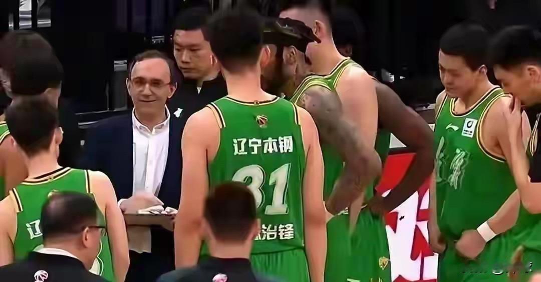 辽宁男篮必须进行彻底重建了。下赛季在保证不降级的情况下，应大面积使用年轻球员。