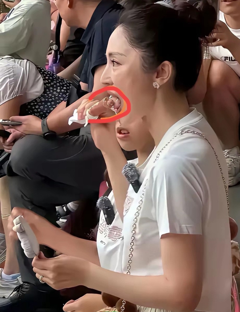 董璇打舌钉我能接受也能接受她老了发胖但真的接受不了她老公张维伊那个发型。