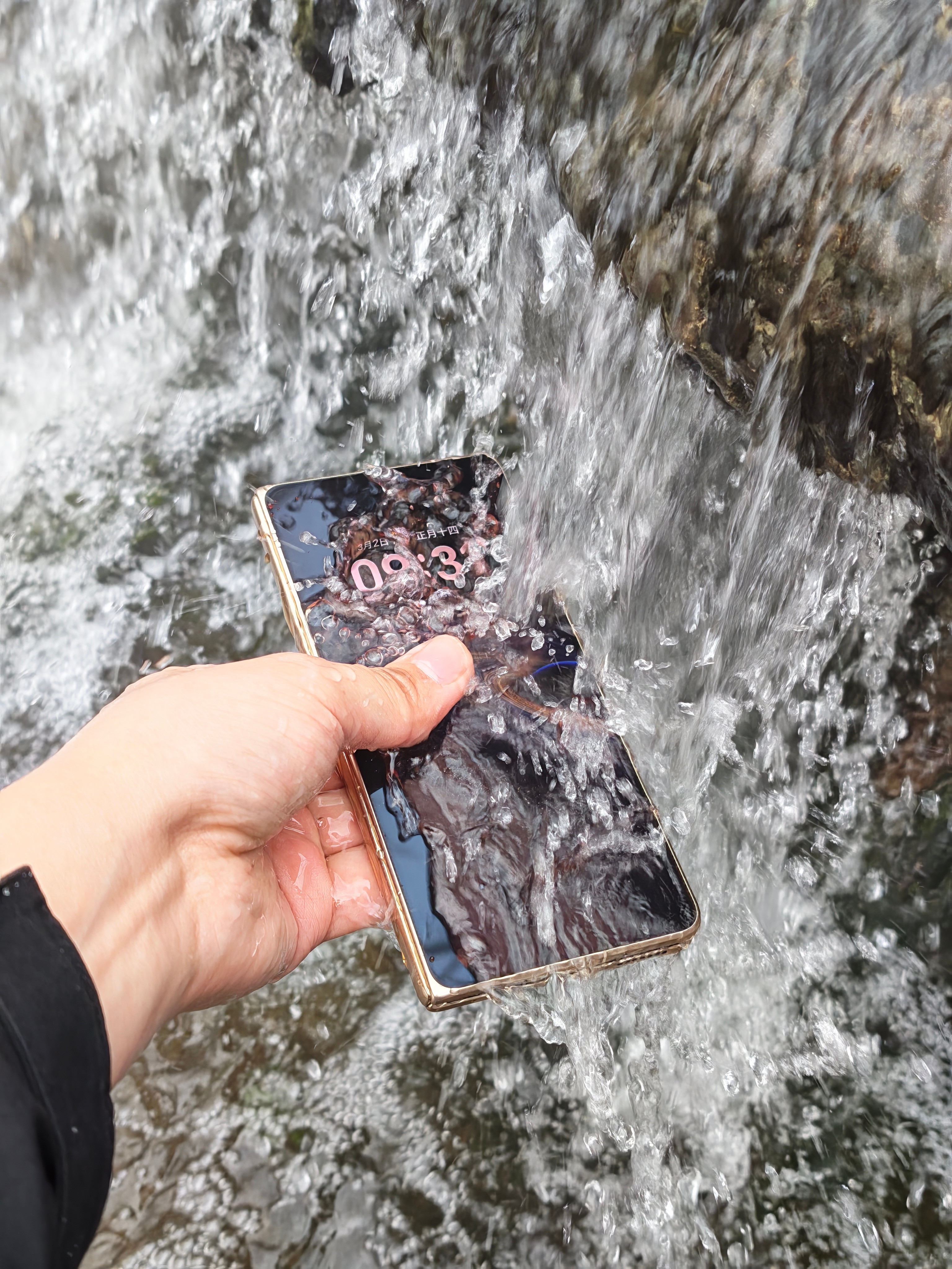 感受一下荣耀MagicV6的防水荣耀MagicV6应该是目前唯一支持IP69