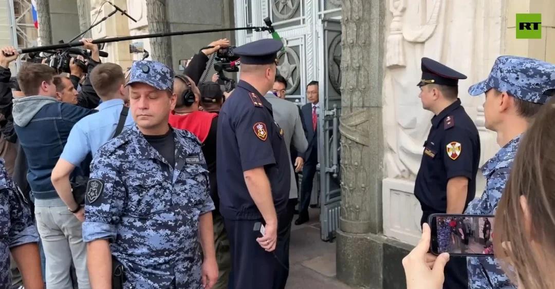 日俄展开抗议车轮战你抗议完了我抗议日本大使抵达俄罗斯外交部——在东京对普京访问