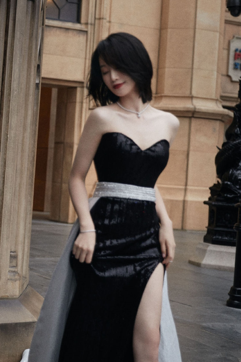 蓝盈莹什么时候美成这样了齐肩短发红唇抹胸裙，蓝盈莹这也太优雅了吧~蓝盈莹