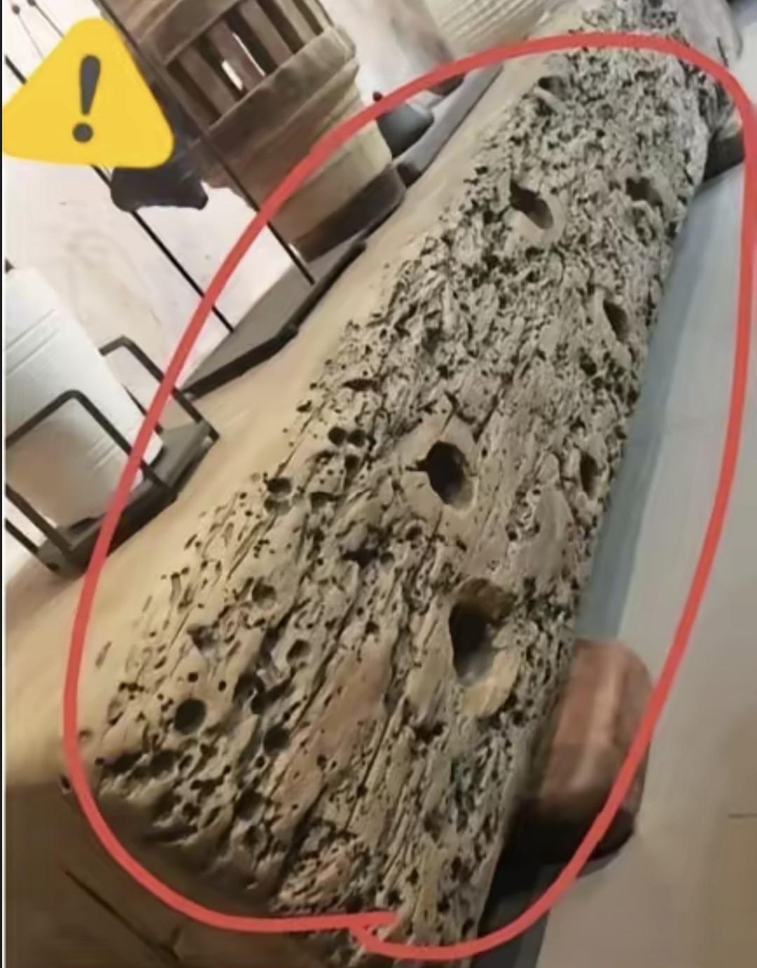 前几天老公花七千五百块买了个电视柜，说是设计师款。结果拆开一看是个全是窟窿的木架