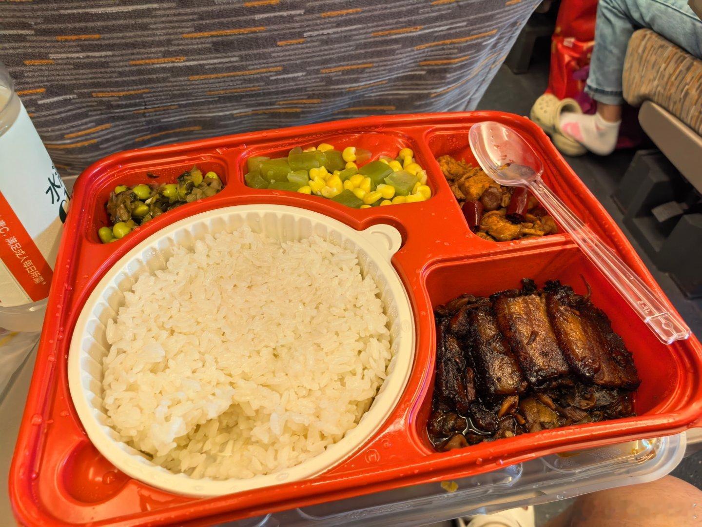 看到高铁上49的盒饭你就知道为啥大家带方便面了​​​