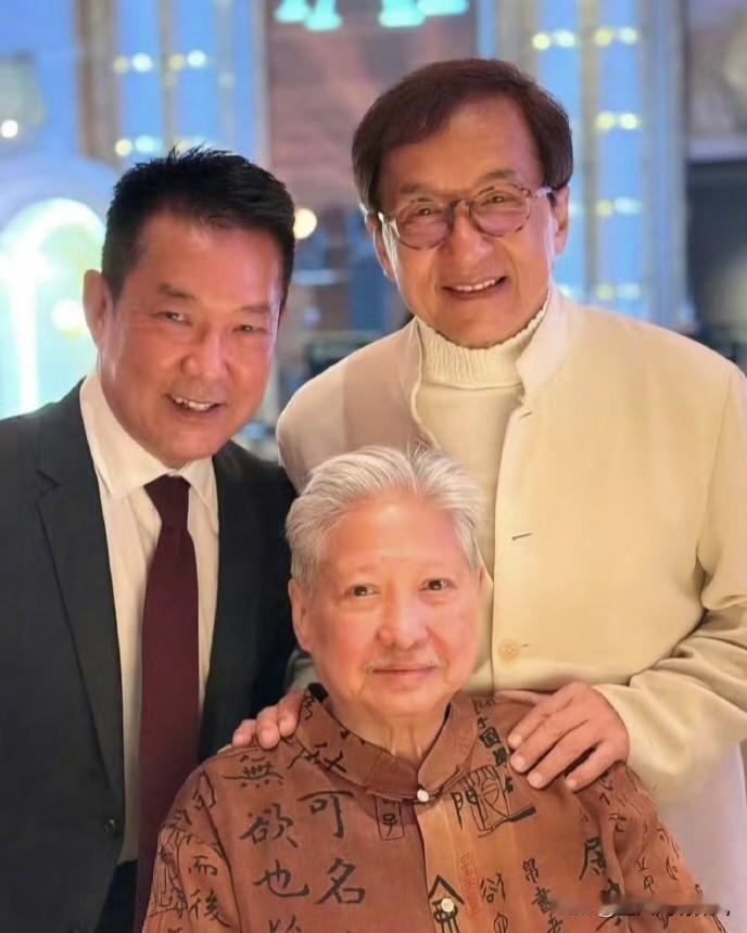 近日洪金宝成龙元彪合照，七小福师兄弟婚礼团建，一场婚礼集齐了港片黄金时代的半壁江