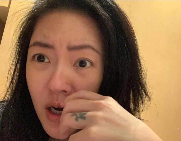 万万没想到，s妈黄春梅也如此叛逆！小s刚被爆在韩国被网友偶遇，s妈就赶紧连夜