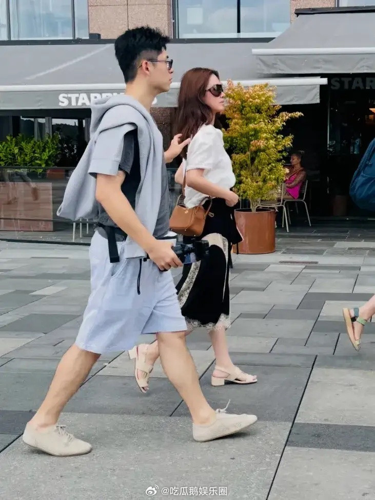 挪威偶遇杨采钰和老公看世界杯，夫妇俩互动有爱，男帅女美好养眼！