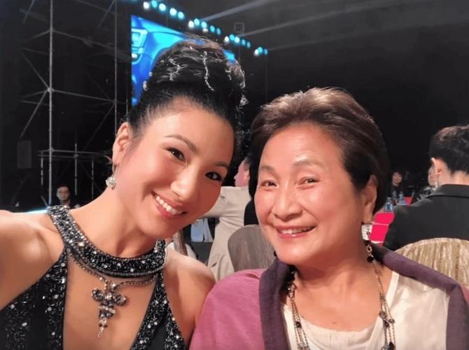 1992年，郑佩佩接拍《唐伯虎点秋香》，恩师胡金铨得知后大骂:“这种烂戏你也拍，