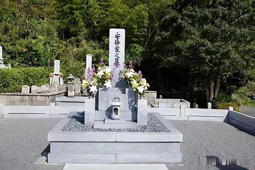 你有没有想过一个问题：一个生前骂中国最狠的日本政客，死后墓碑上却只敢刻中国字？