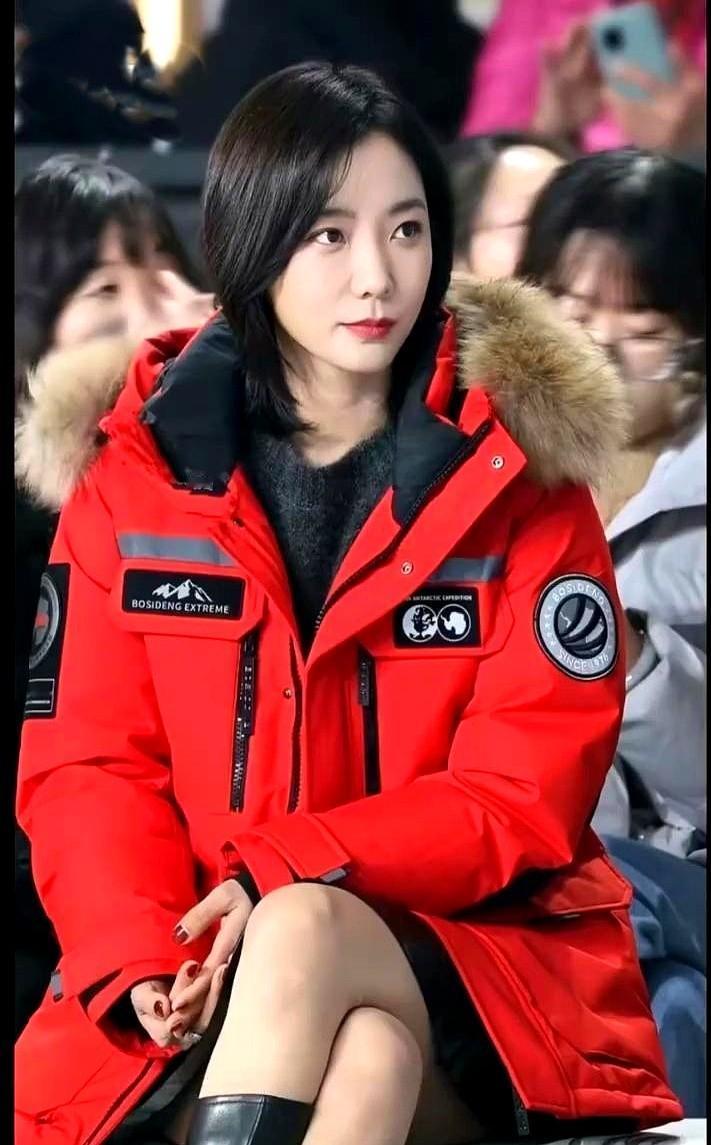 被大家嫌土的肉色丝袜，竟然翻身了？王珞丹直接用它搭了双硬挺黑皮靴，一下就把“