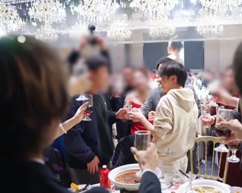 一桌红酒夹了一杯果汁​​​