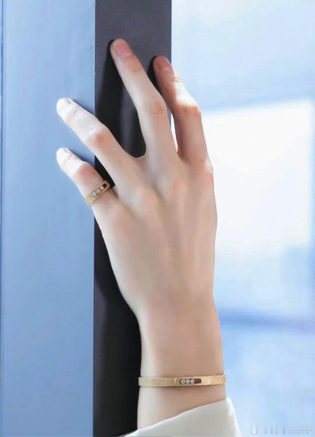 谁能忍住不看龚俊的手这双手不单独出道可惜了！又长又白骨节分明，线条感拉满，每次