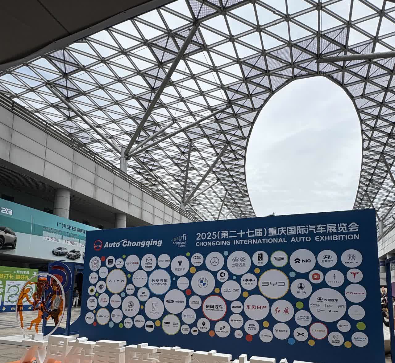 今天上午去国博中心参观重庆国际汽车展，印象最深的不是美女香车，而是全家老小一起观