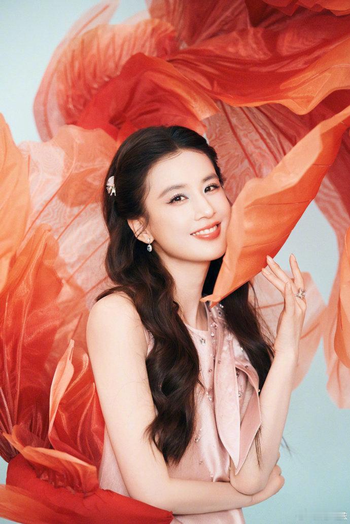 黄圣依觉得帮唱压力大乘风师姐火锅局首次助阵就超有质感，眼神里全是对舞台的热忱