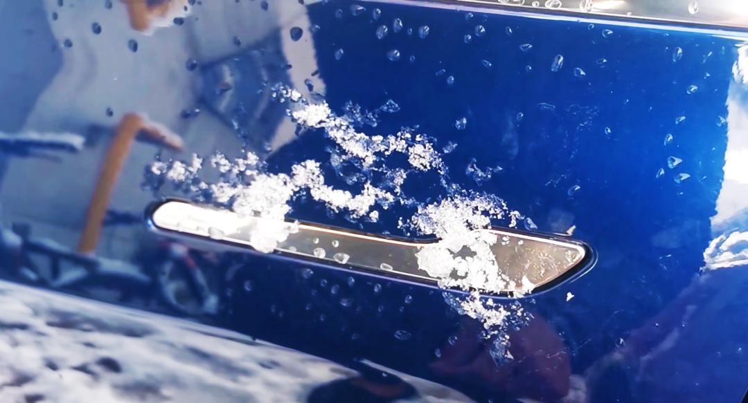 国家终于对“开不了车门”这事拍桌子了。2月2号，工信部发了狠招，《汽车车门把手